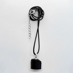 Colgante de Turmalina Negra en Bruto – Pieza Única y Protectora